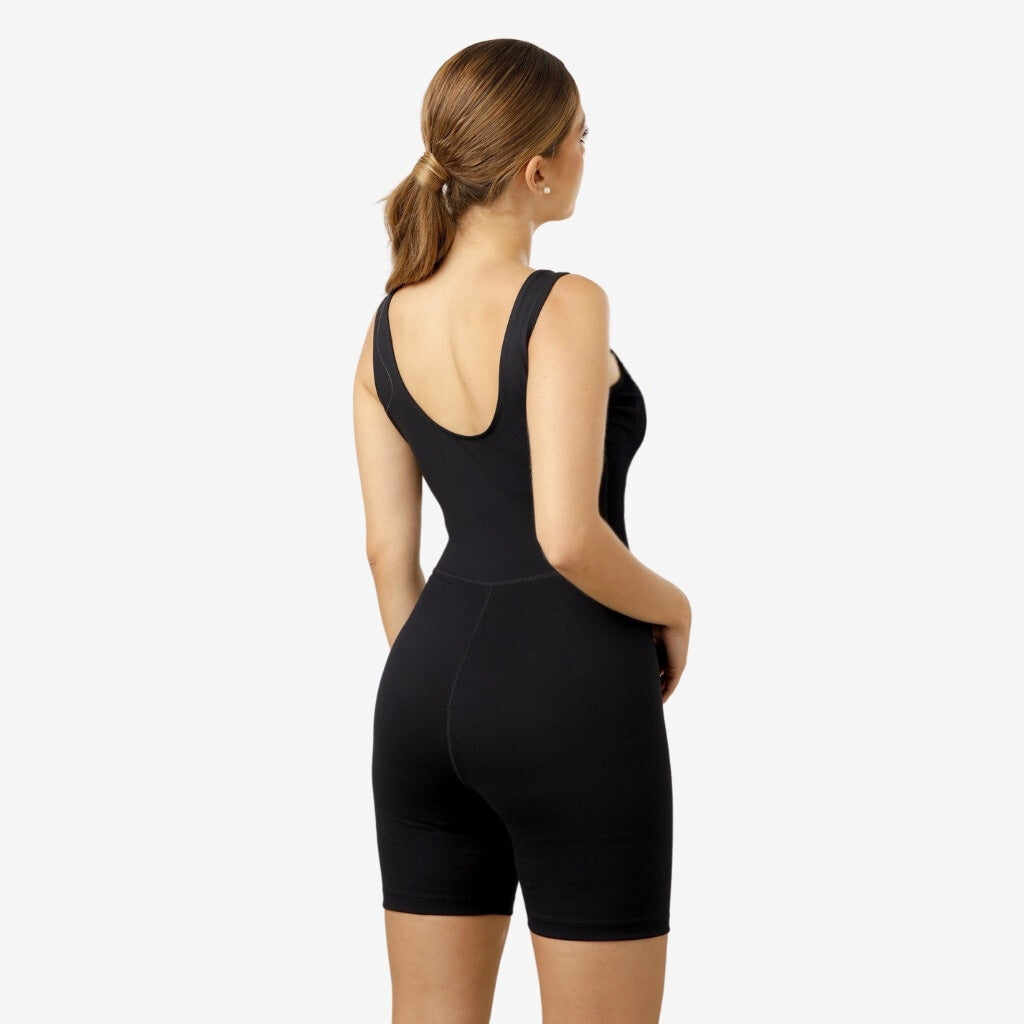 Onesie deportivo corto para mujer, espalda redonda y color negro, marca DCVS
